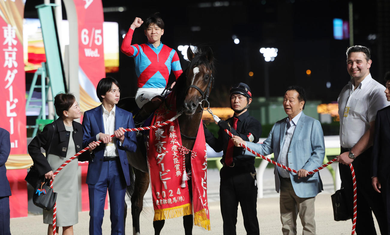 東京ダービーを制し口取りを行うラムジェットと三浦皇成騎手ら。右端は元琴欧洲の鳴戸親方