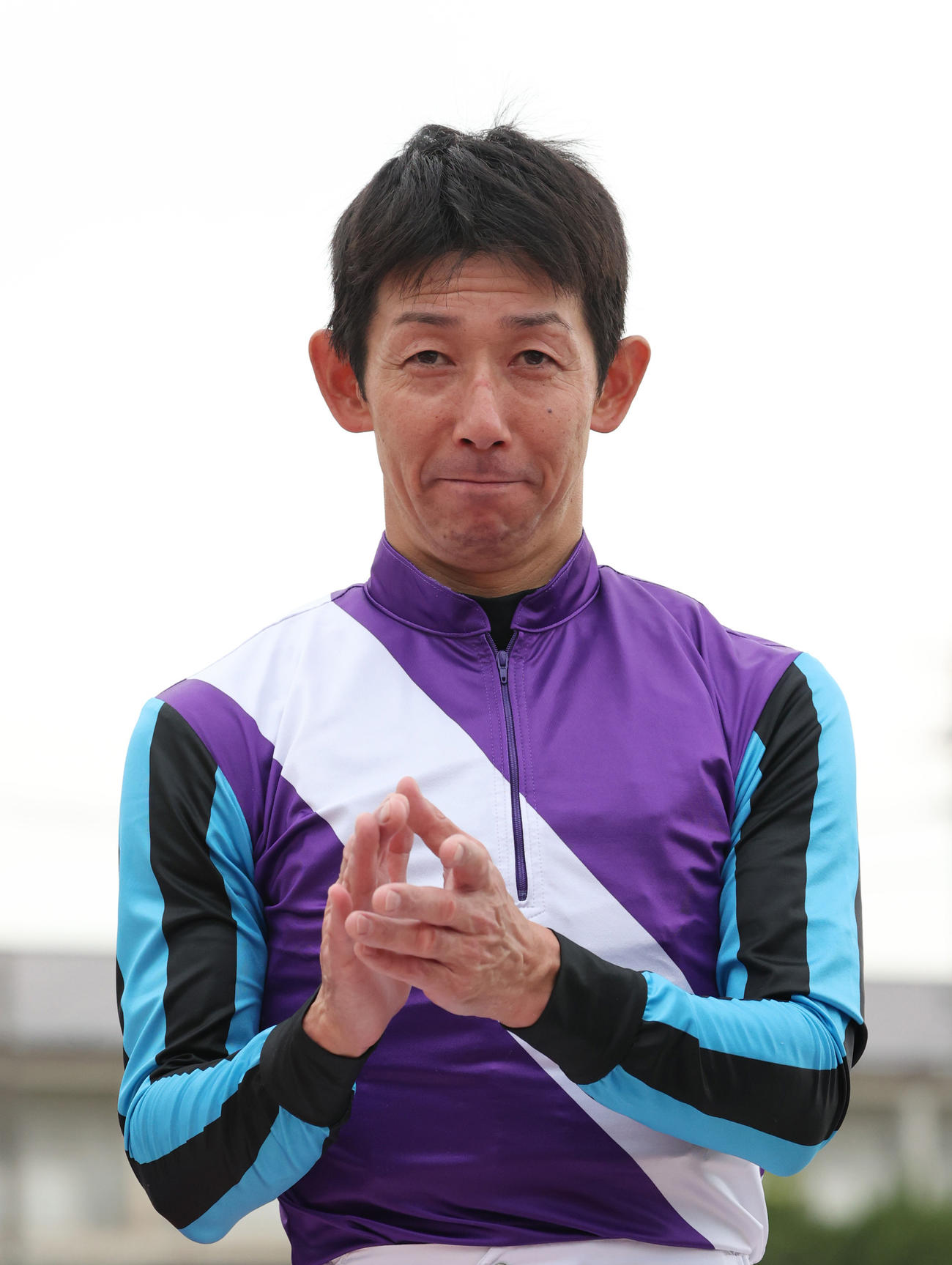 ラッキードリームで六甲盃を制し、手をたたいて喜ぶ下原理騎手