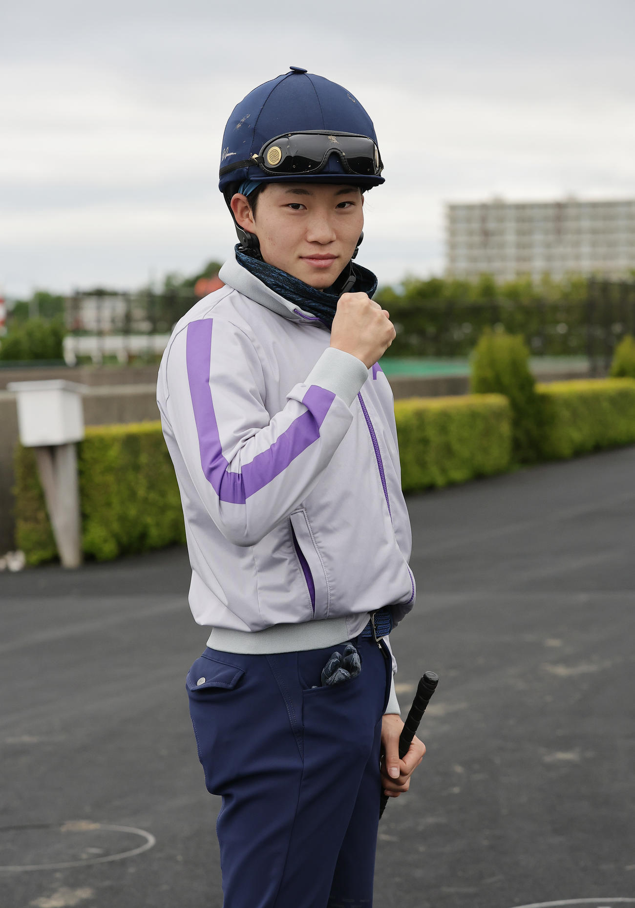 函館競馬場で調教騎乗に励む角田大河騎手