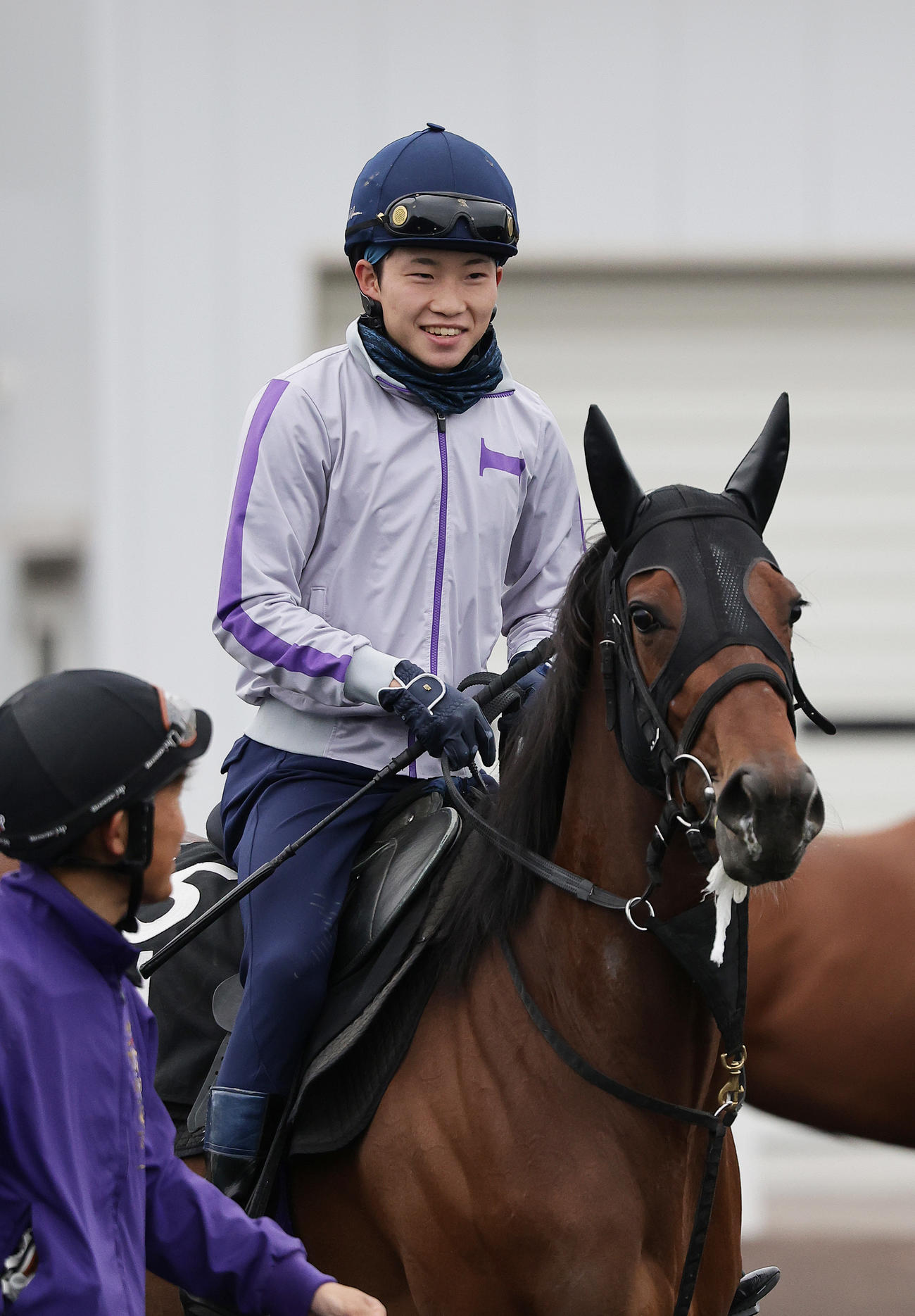 函館競馬場で調教騎乗に励む角田大河騎手