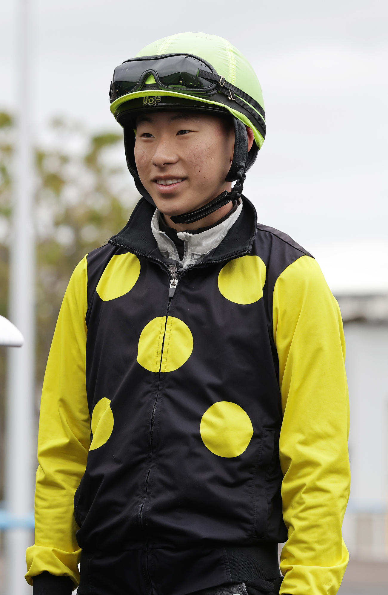 函館競馬場で調教騎乗に励む高杉吏麒騎手