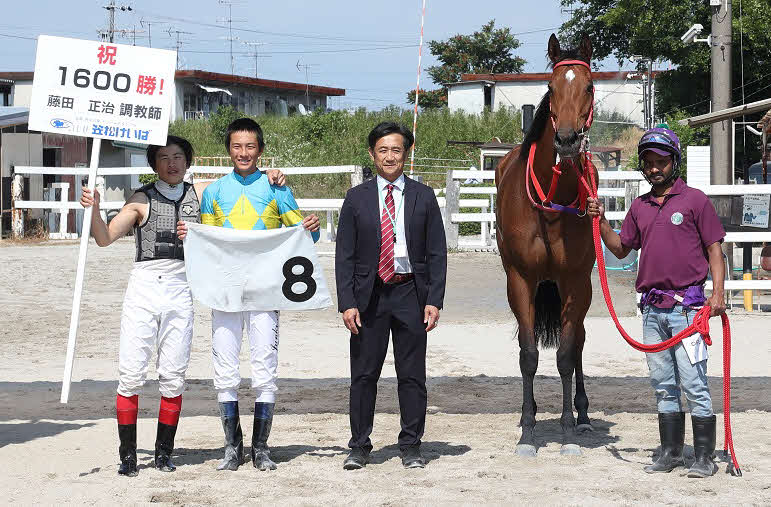 通算1600勝を達成した藤田正治調教師（中央）（写真提供・笠松競馬場）