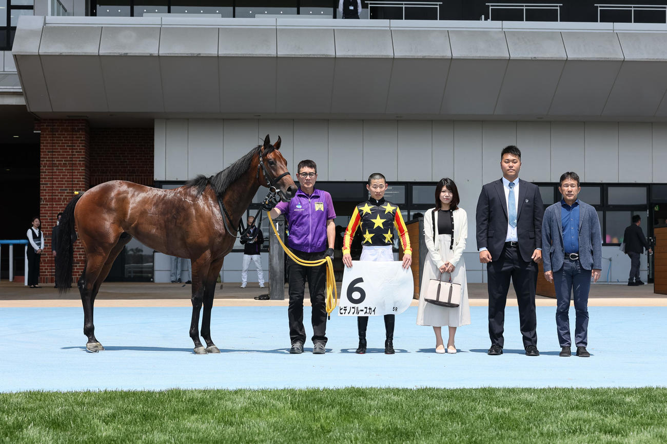 デビュー戦を制したヒデノブルースカイと高杉騎手（撮影・村野早祐）