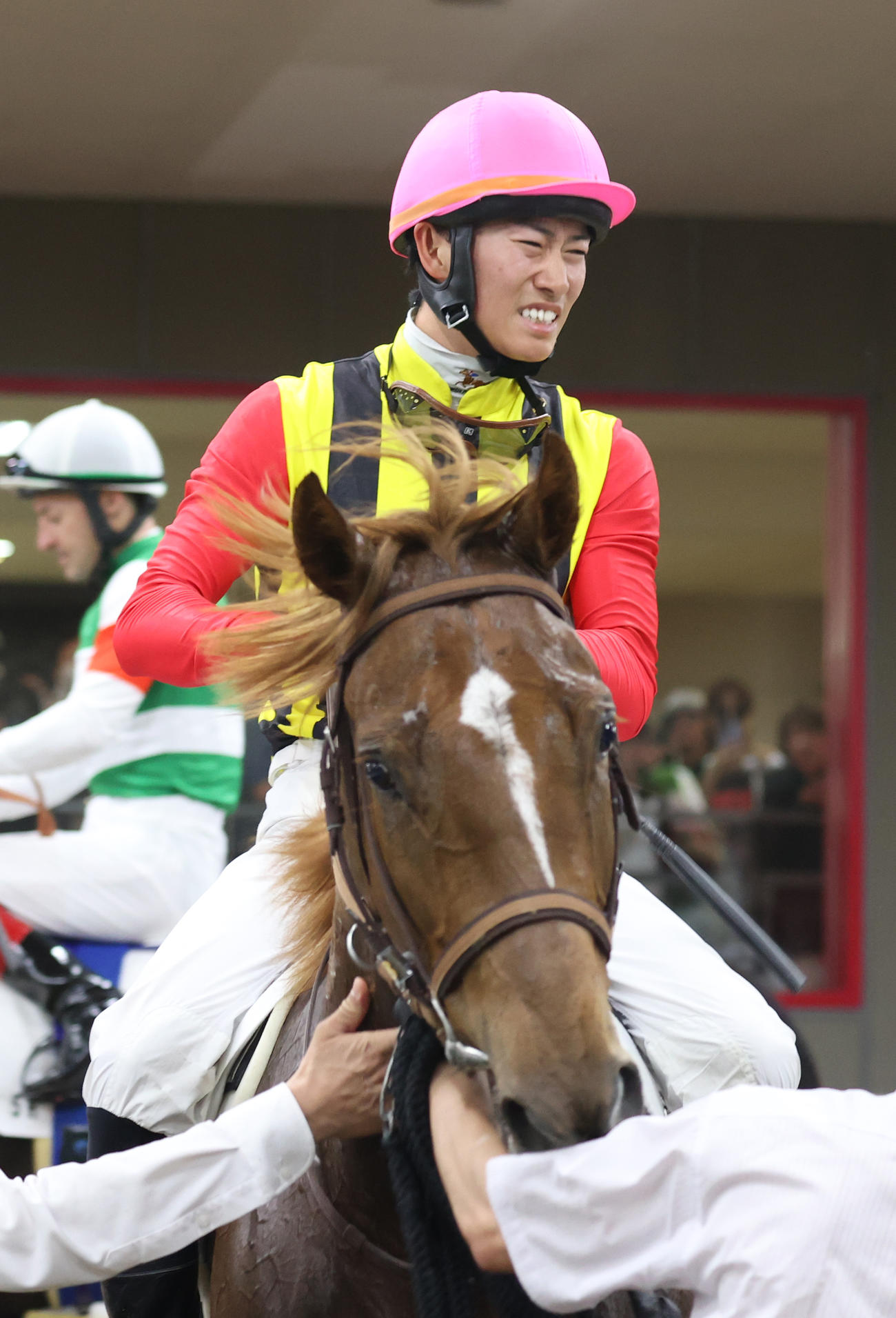 東京5R1着コートアリシアンでJRA通算300勝を達成した菅原明騎手（撮影・柴田隆二）