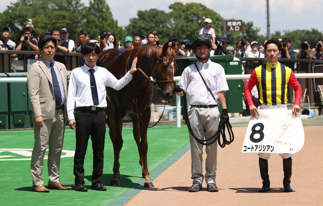 東京5R1着コートアリシアンでJRA通算300勝を達成した菅原明騎手（右端）、伊藤大調教師（左端）（撮影・柴田隆二）