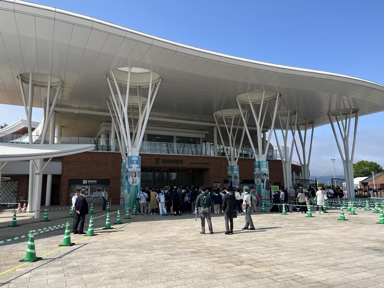開門前の函館競馬場入場門