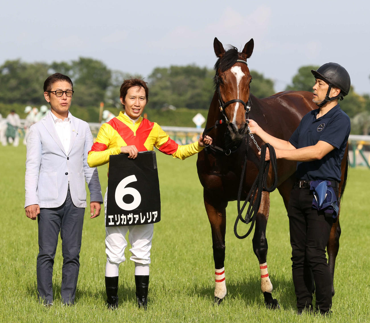 ジューンSを制したエリカヴァレリアと、左から久保田調教師、田辺騎手（撮影・柴田隆二）