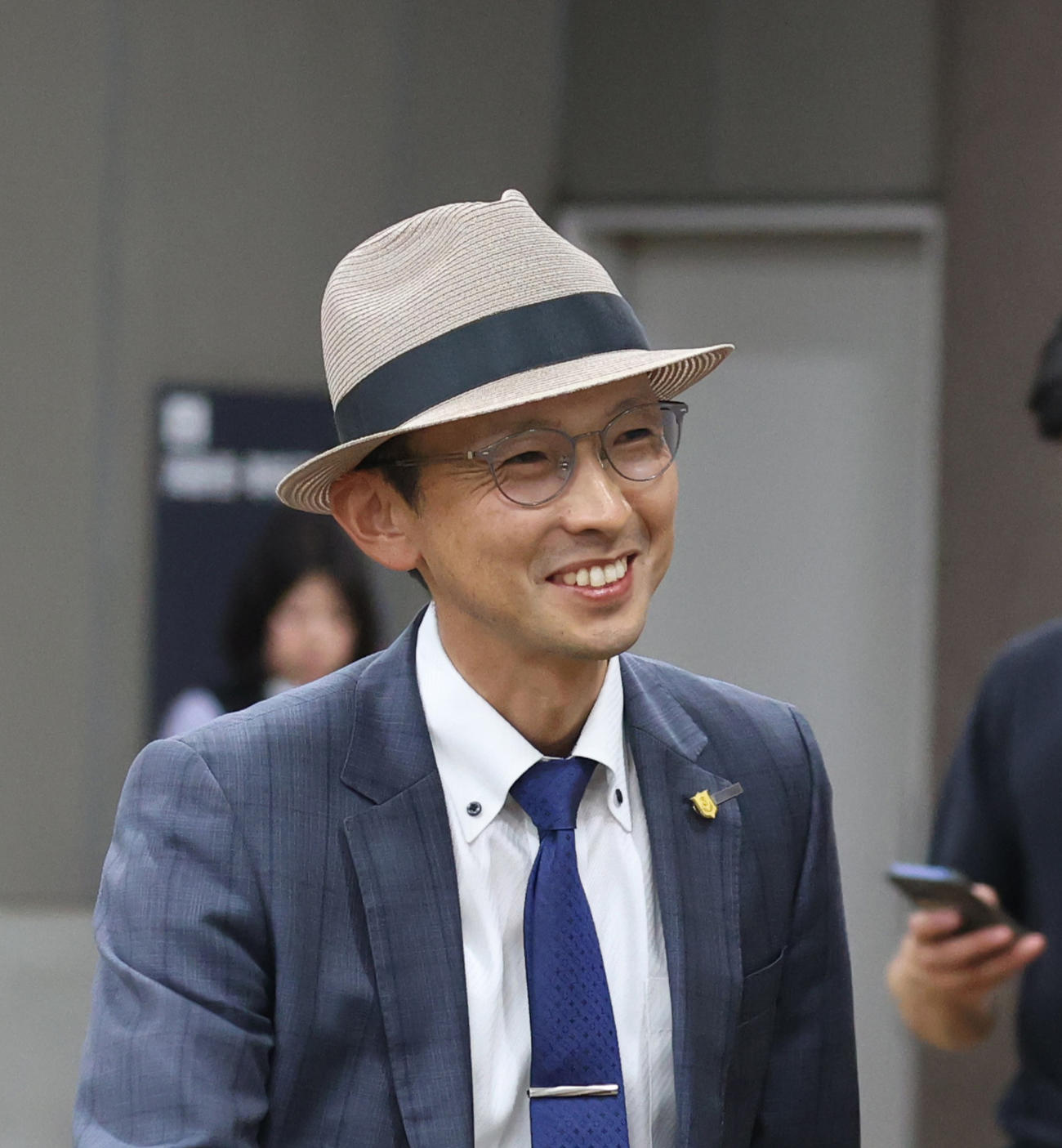東京4R、アドマイヤマツリでJRA通算100勝を達成した宮田調教師（撮影・柴田隆二）