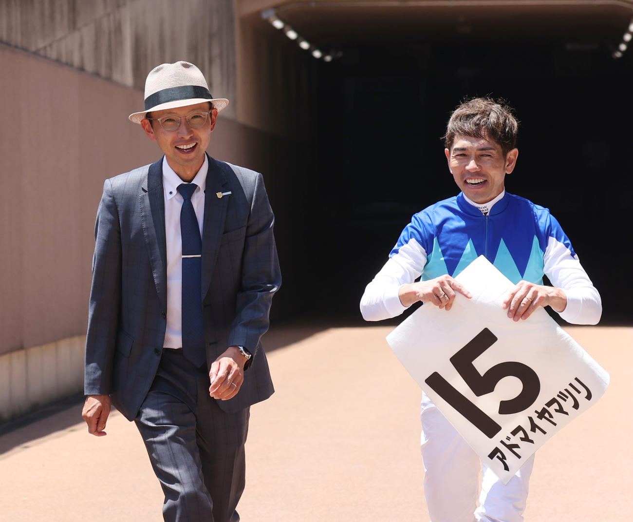 東京4R、アドマイヤマツリでJRA通算100勝を達成した宮田調教師（左）と戸崎騎手（撮影・柴田隆二）