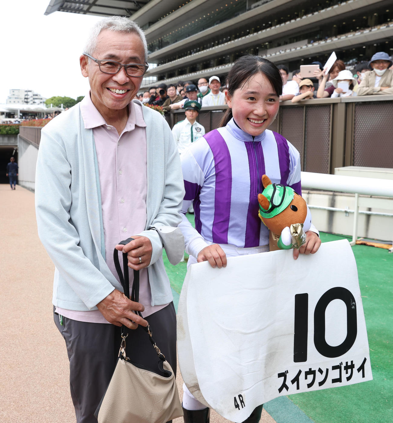 東京4RのズイウンゴサイでJRA初勝利を挙げた大江原比呂騎手は祖父の大江原哲元調教師と笑顔を見せる