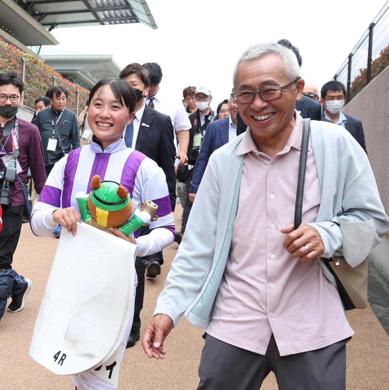 東京4RのズイウンゴサイでJRA初勝利を挙げた大江原比呂騎手は祖父の大江原哲元調教師と笑顔を見せる