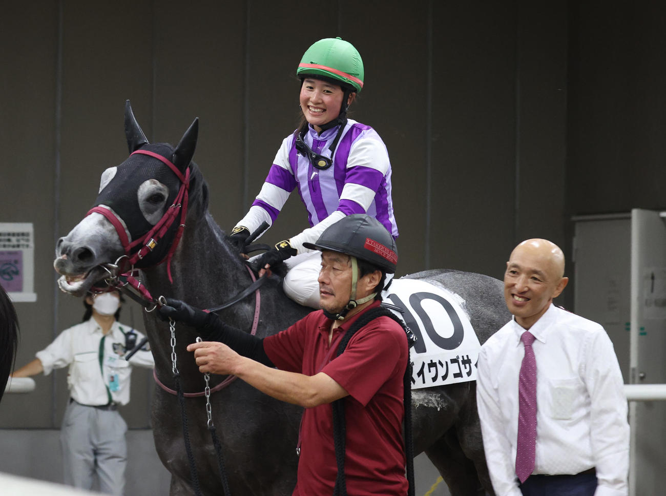 東京4RのズイウンゴサイでJRA初勝利を挙げた大江原比呂騎手と武市調教師（撮影・柴田隆二）