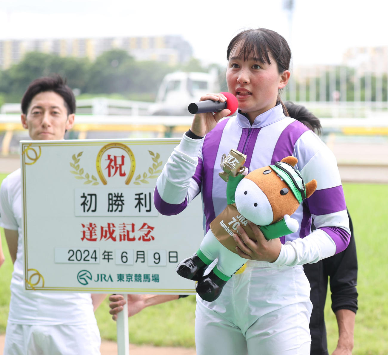 東京4RのズイウンゴサイでJRA初勝利を挙げた大江原比呂騎手はファンにあいさつ（撮影・柴田隆二）