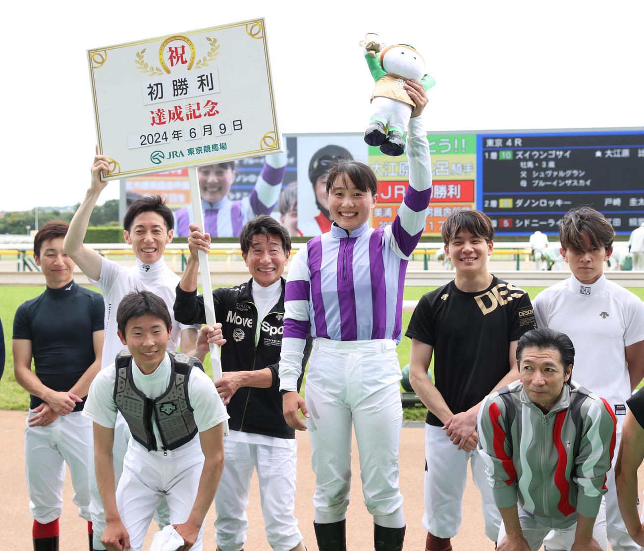 JRA初勝利を挙げた大江原比呂騎手（中央）は先輩騎手たちと記念撮影に納まる（撮影・柴田隆二）