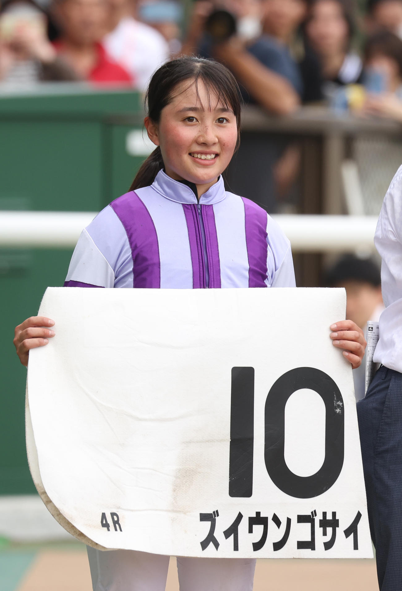 東京4RのズイウンゴサイでJRA初勝利を挙げた大江原比呂騎手（撮影・柴田隆二）