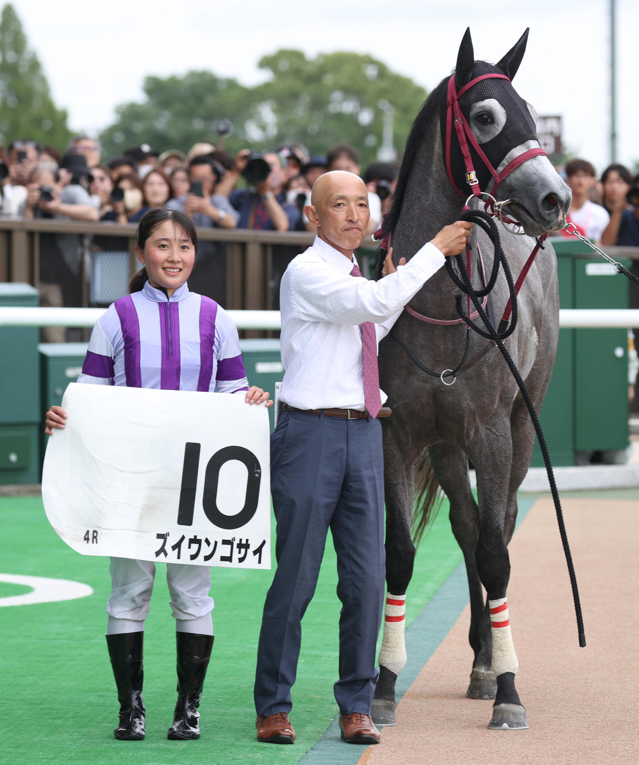 東京4RのズイウンゴサイでJRA初勝利を挙げた大江原比呂騎手と武市調教師（撮影・柴田隆二）