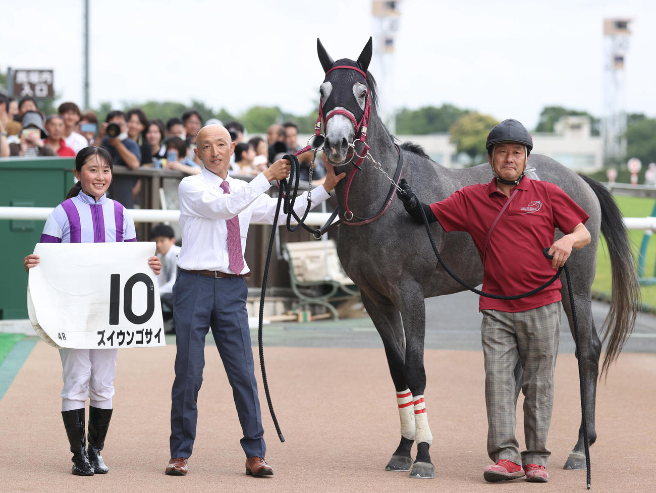 東京4RのズイウンゴサイでJRA初勝利を挙げた大江原比呂騎手と武市調教師（撮影・柴田隆二）