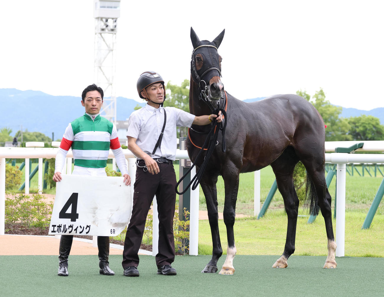 京都6R・3歳未勝利を勝ち上がったエボルヴィングと口取りに並ぶ川田騎手（左）（撮影・白石智彦）