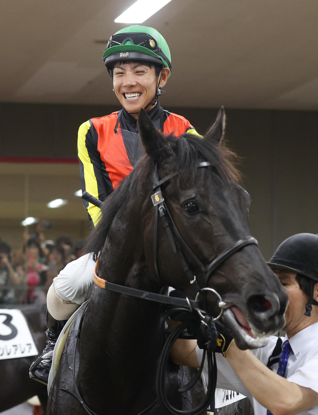 東京5R新馬戦を制したクロワデュノールと北村友騎手（撮影・柴田隆二）