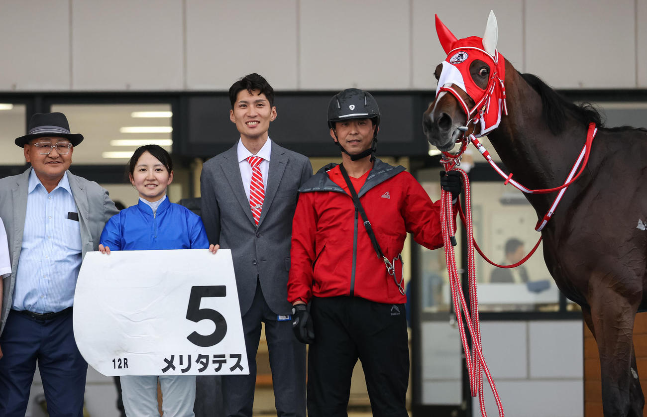函館12Rを勝利したメリタテスと古川奈騎手（撮影・村野早祐）