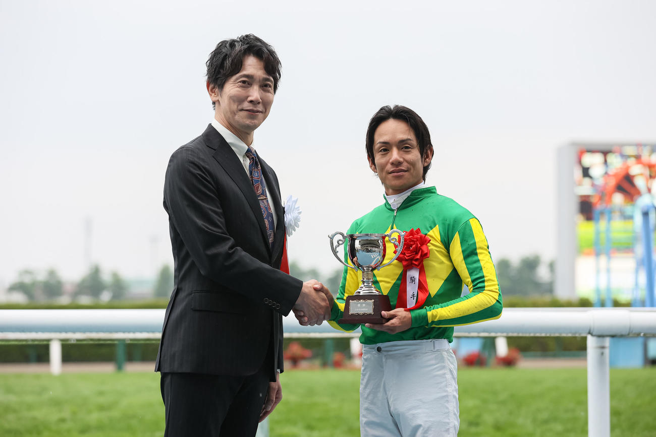 ゲストプレゼンターの佐々木蔵之介（左）と握手する浜中騎手（撮影・村野早祐）