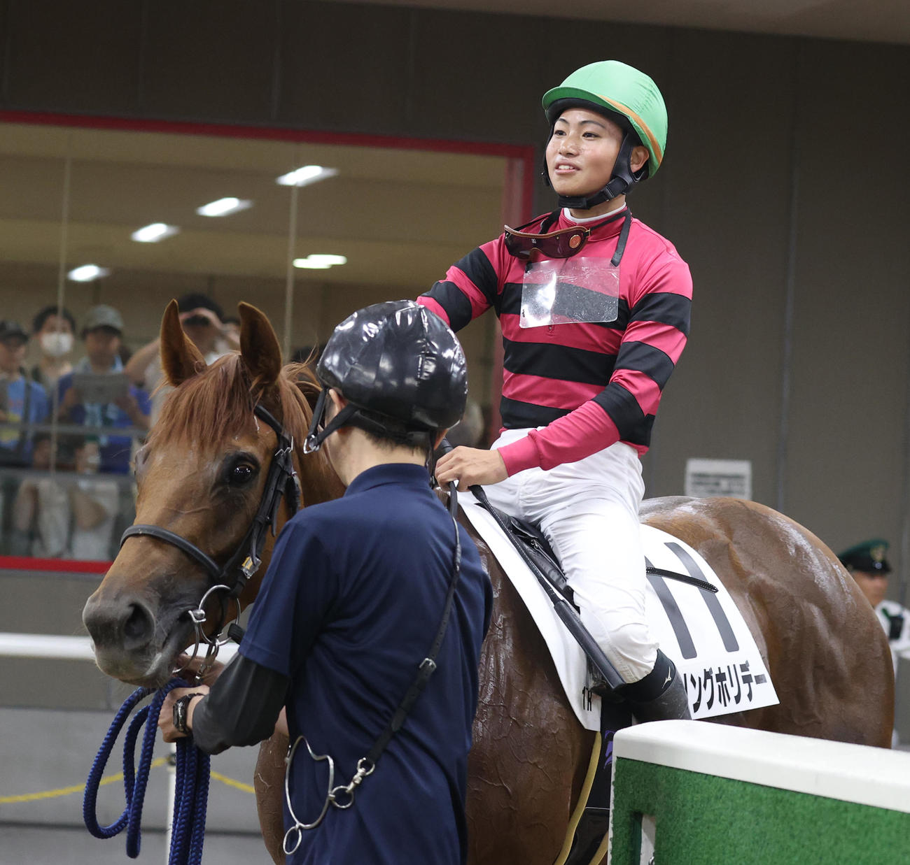 東京1Rを制したカーリングホリデーと石田拓郎騎手（撮影・柴田隆二）