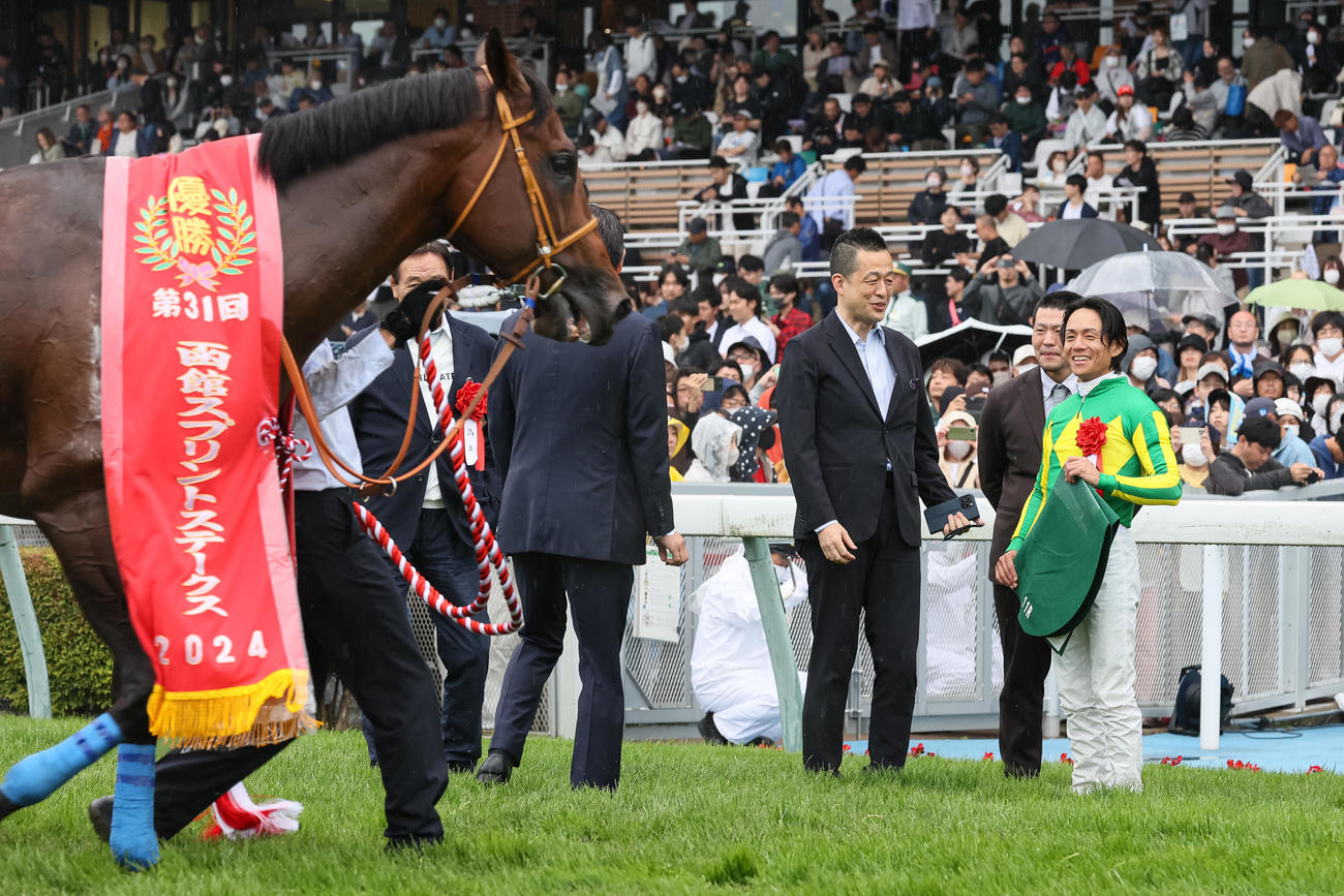 函館スプリントSを制したサトノレーヴと浜中騎手（右）（撮影・村野早祐）