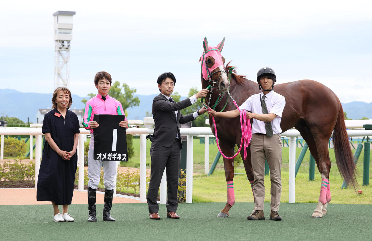 三宮Sを快勝したオメガギネスと口取りに並ぶ松山騎手（左から2人目）（撮影・白石智彦）