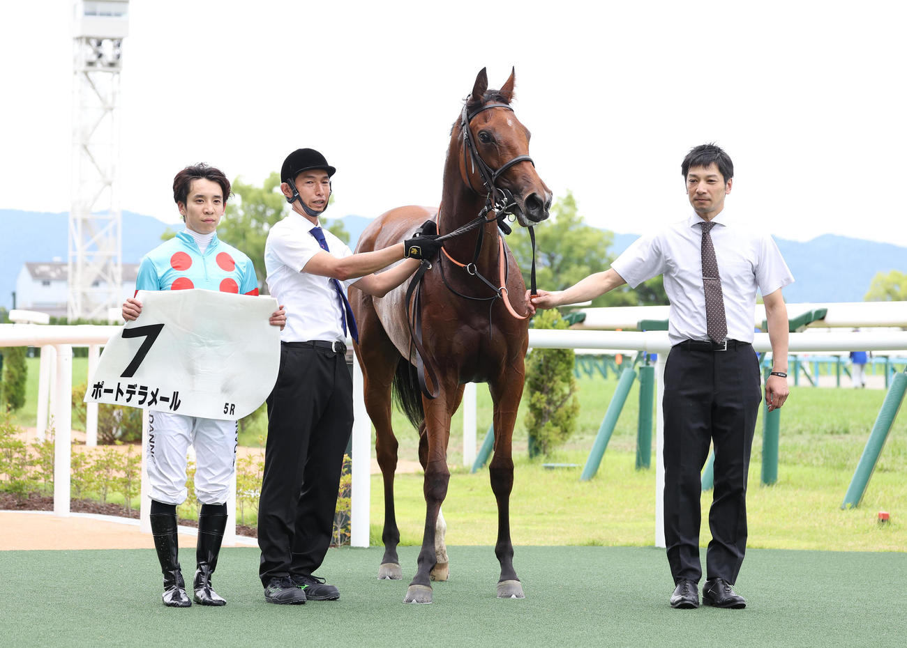 新馬戦を制したポートデラメールと口取りに並ぶ団野騎手（左）（撮影・白石智彦）