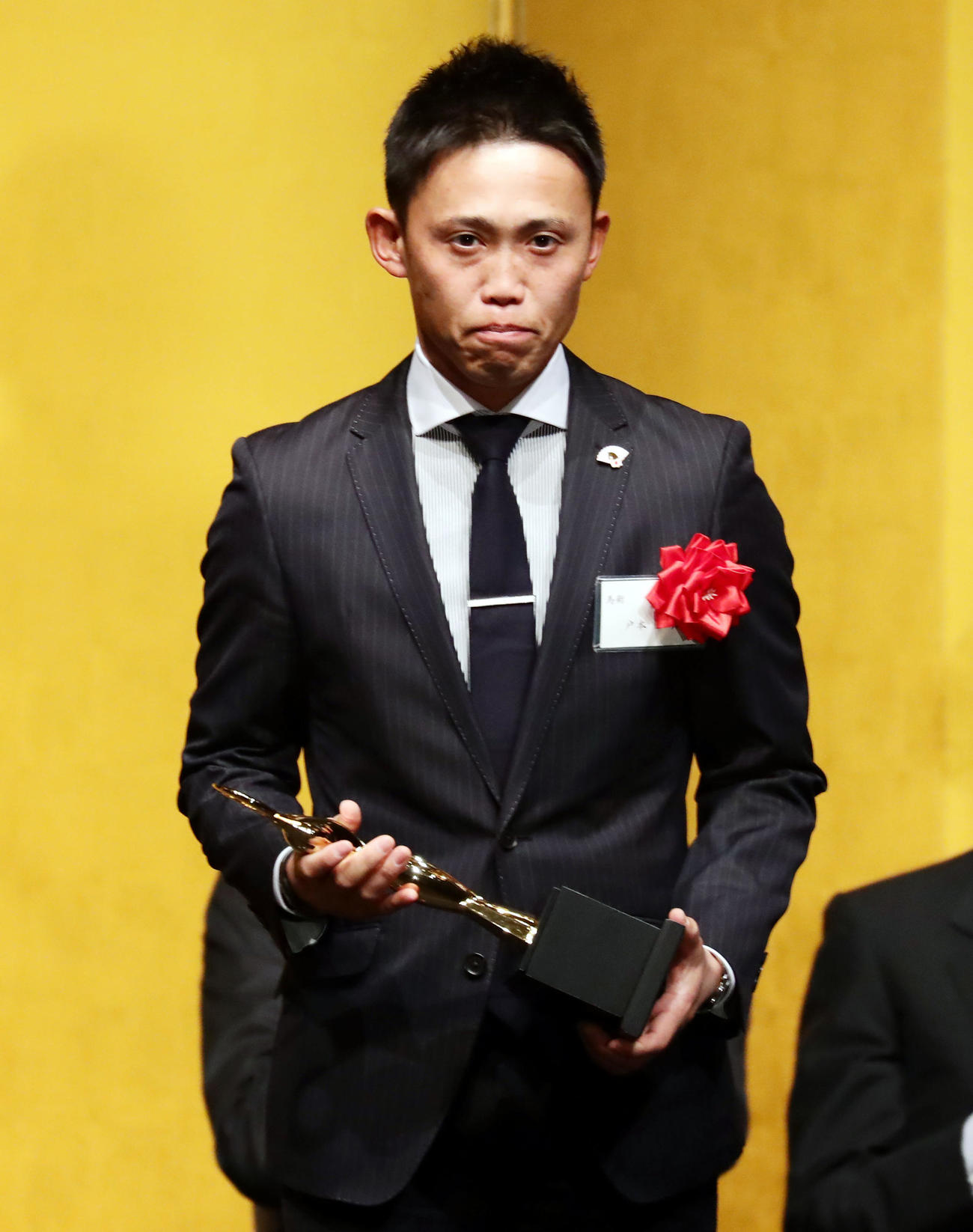 日本スポーツ賞競技団体別最優秀賞馬術でトロフィーを受け取る戸本一真（2020年1月撮影）