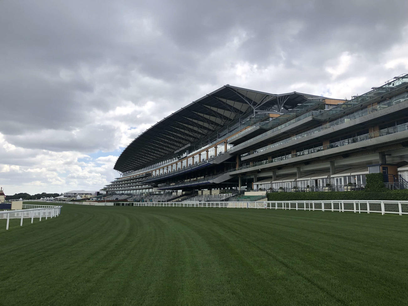 1コーナーからアスコット競馬場のスタンドを望む
