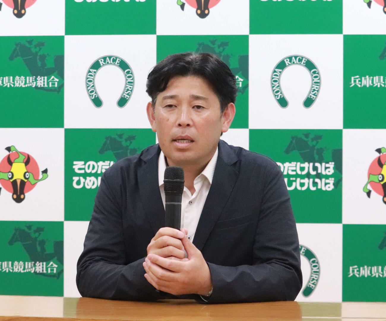 ジンギの引退記者会見で質問に応える橋本忠明調教師