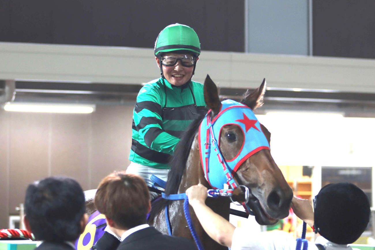 アンデスビエントで関東オークスを制し笑顔を見せる田口貫太騎手