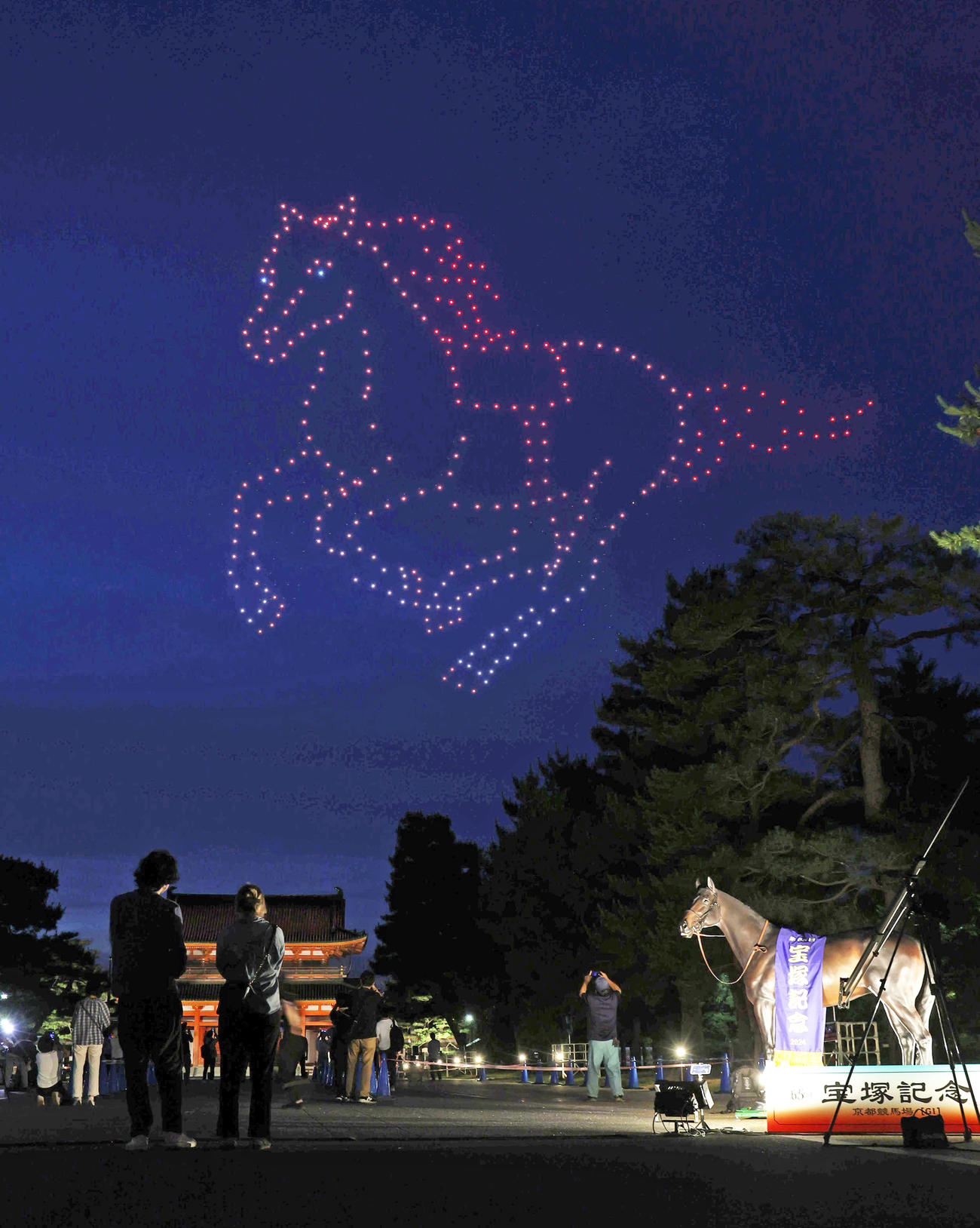 平安神宮應天門の上空を疾走するドローンの馬（撮影・白石智彦）