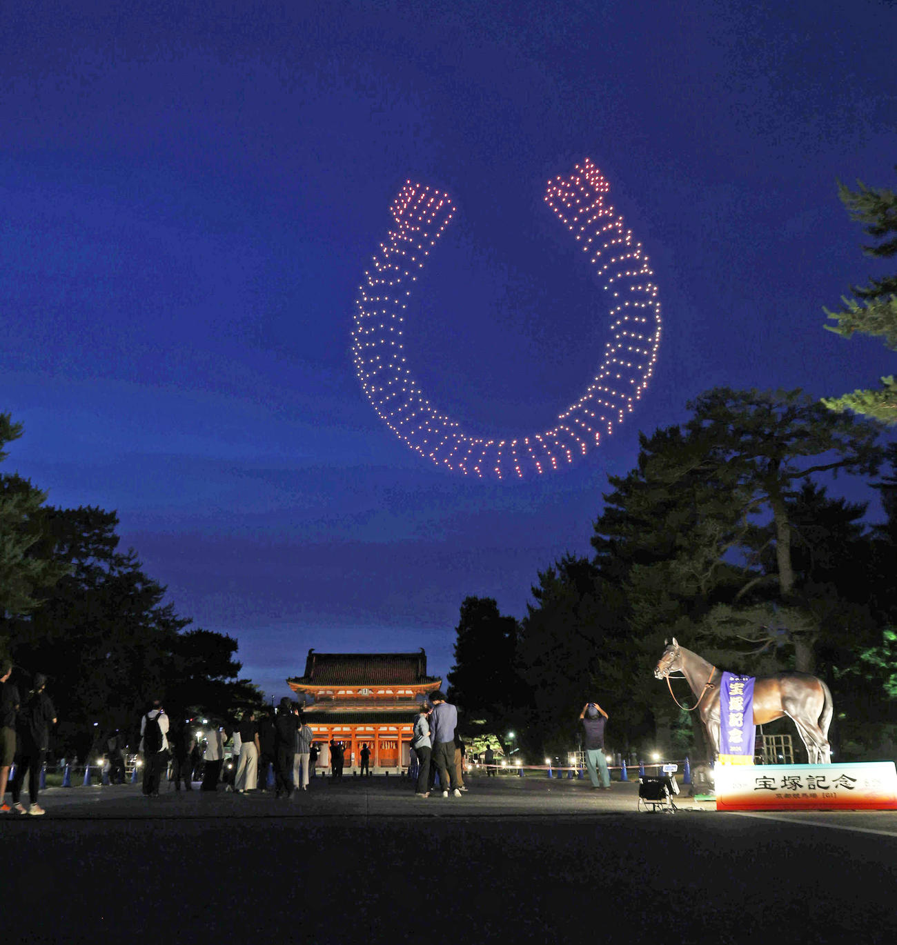 平安神宮應天門の上空に現れたドローンのてい鉄（撮影・白石智彦）