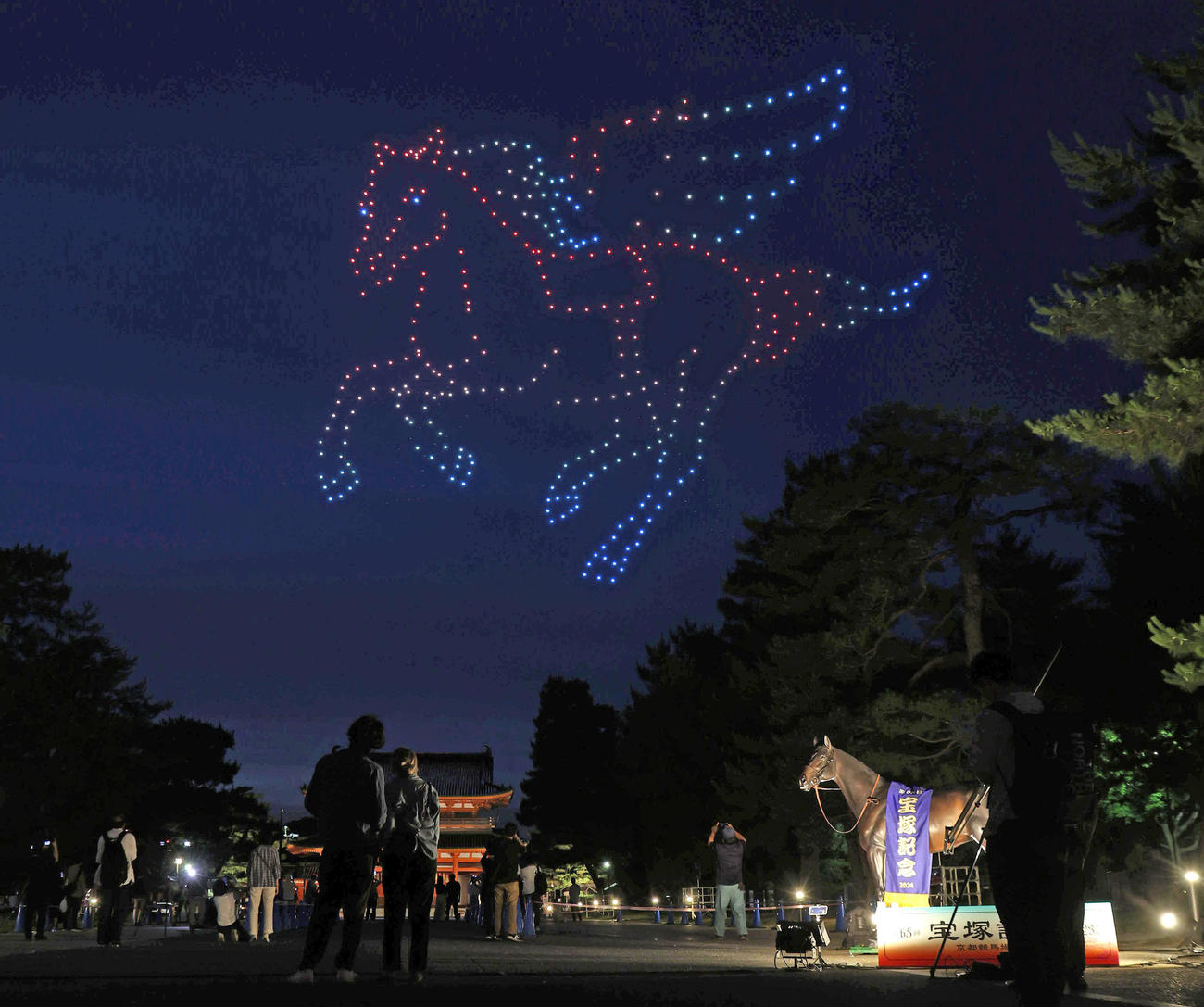 平安神宮應天門の上空を疾走するドローンのペガサス（撮影・白石智彦）