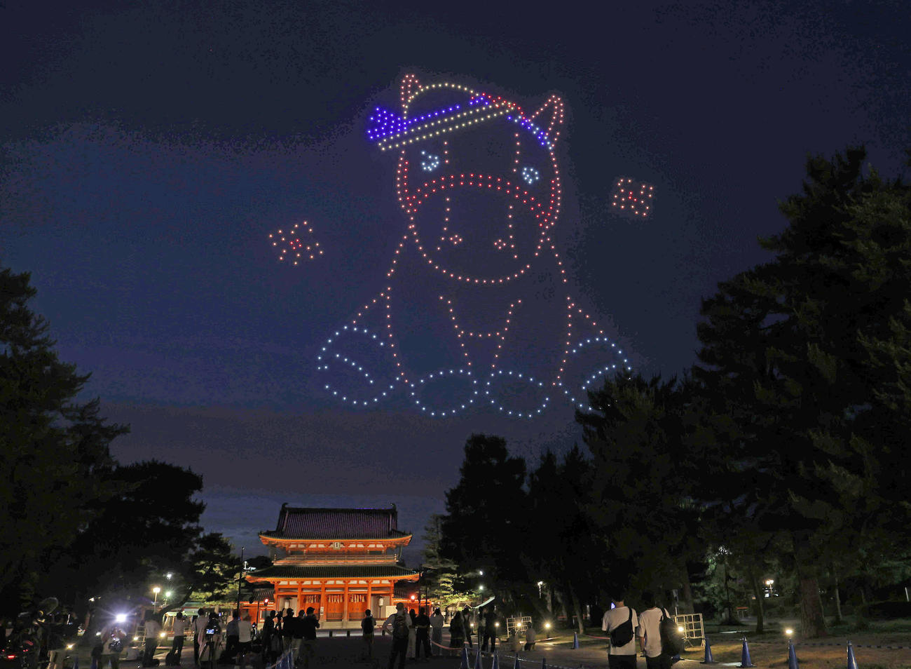 平安神宮應天門の上空に現れた麦わら帽子をかぶるドローンのアイドルホース（撮影・白石智彦）