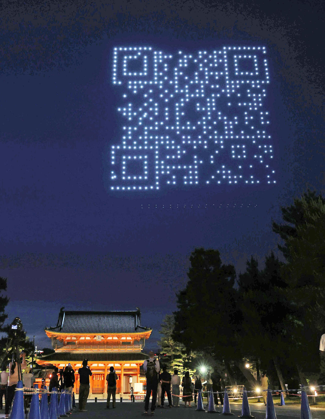 平安神宮應天門の上空に現れた巨大なQRコード（撮影・白石智彦）