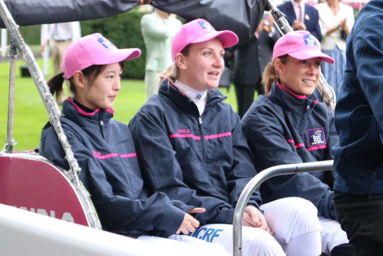 シャーガーCに出場する藤田菜七子騎手（左）は少し緊張した表情（2019年撮影）