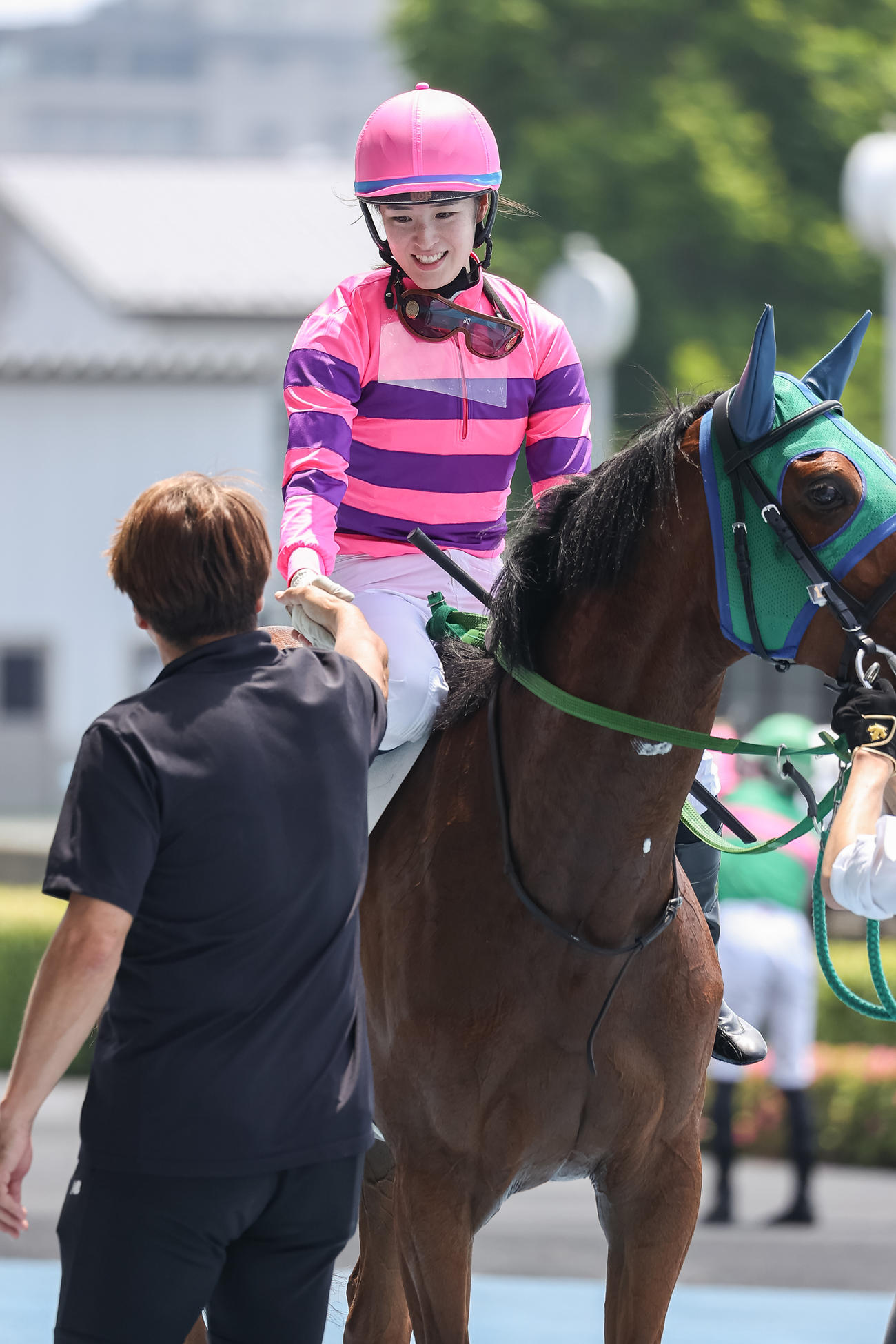 函館3Rを制し笑顔で握手する藤田騎手（撮影・村野早祐）