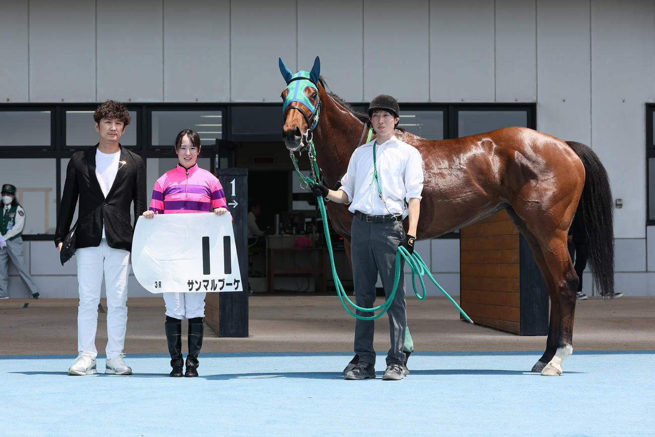 函館3Rを制したサンマルブーケと藤田騎手（撮影・村野早祐）