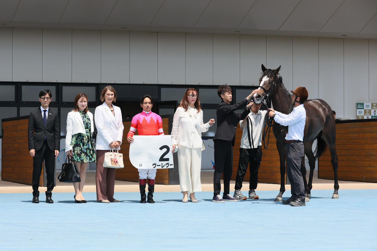 デビュー戦を制したヴーレヴーと浜中騎手（撮影・村野早祐）