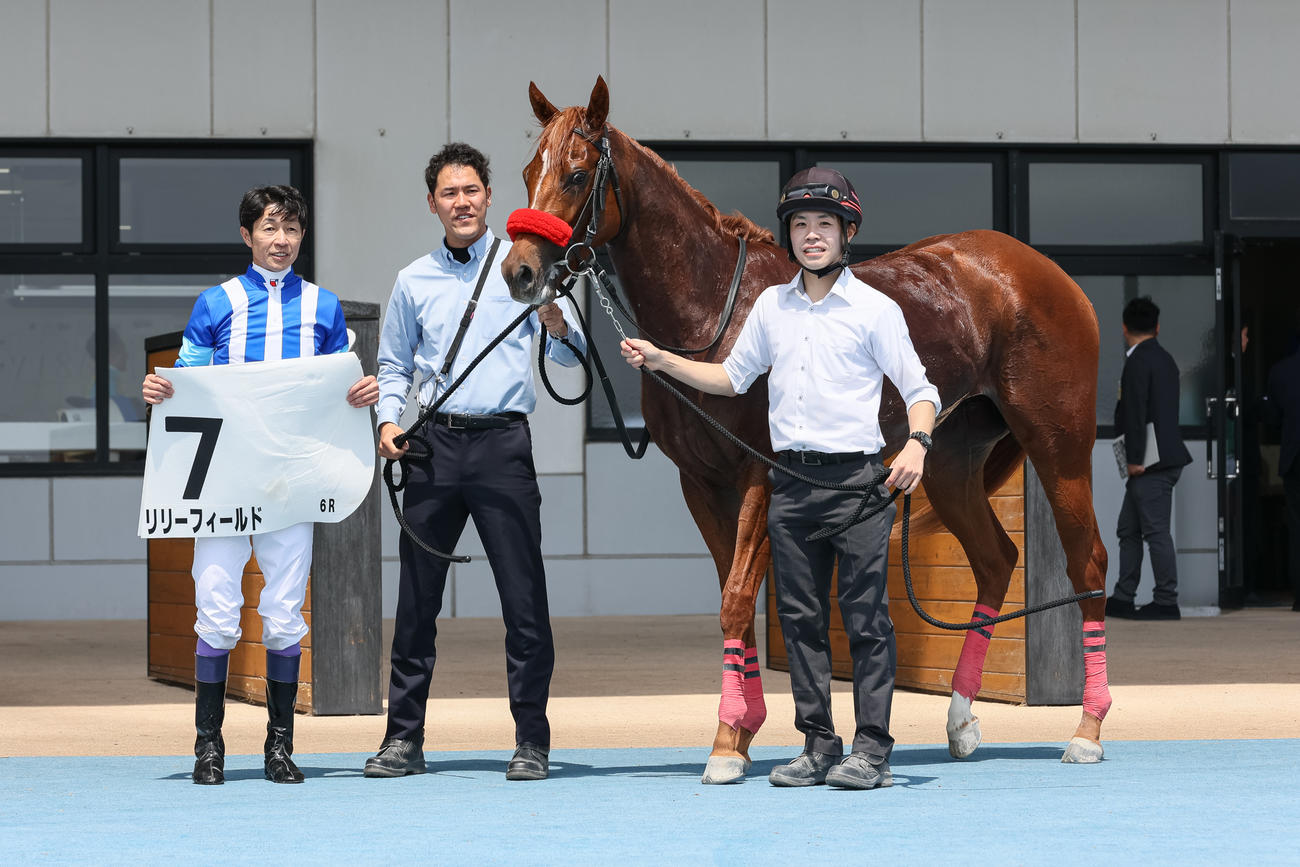 デビュー戦を制したリリーフィールドと武豊騎手（撮影・村野早祐）
