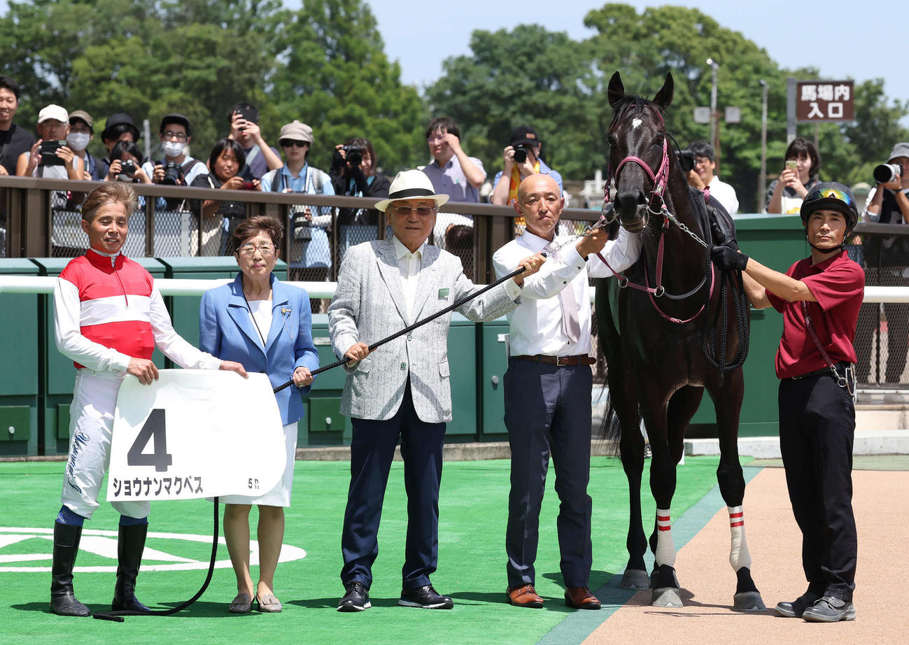 東京5R、2歳新馬戦を制したショウナンマクベスの口取りをする岩田康騎手と武市師（撮影・丹羽敏通）