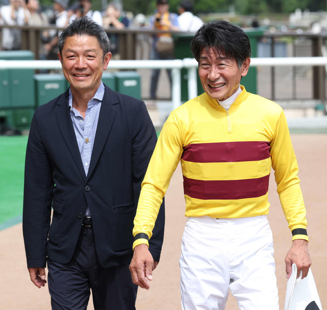 東京8R、ピースワンデュックで3歳上1勝クラスを制した大竹師と柴田善騎手（撮影・丹羽敏通）
