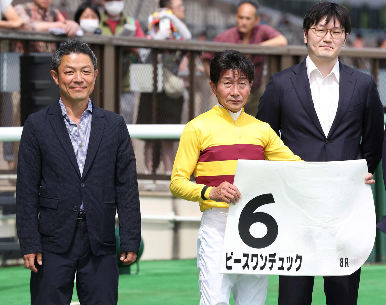 東京8R、3歳上1勝クラスを逃げ切ったピースワンデュックの口取りをする大竹師と柴田善騎手