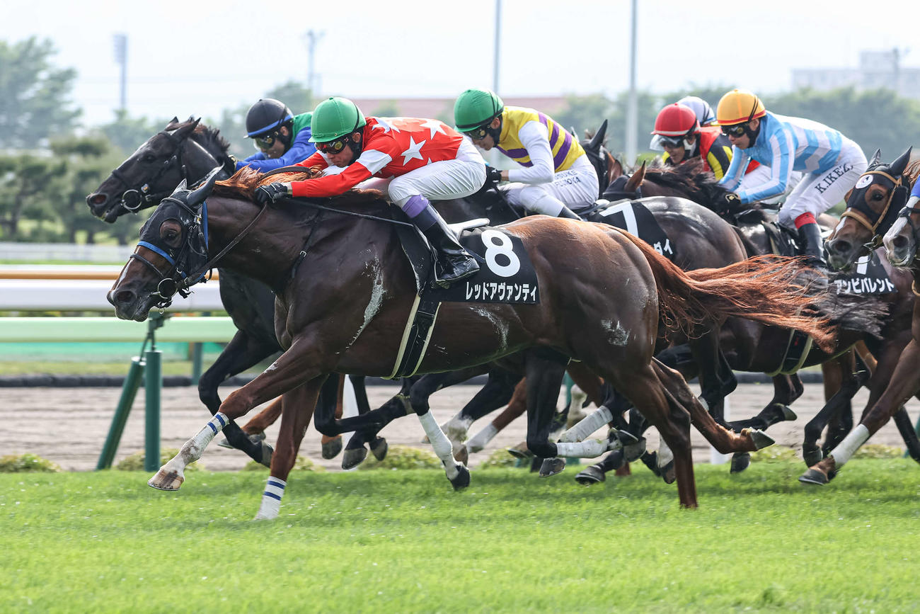 函館11R、STV杯を制したレッドアヴァンティと武豊騎手（撮影・村野早祐）