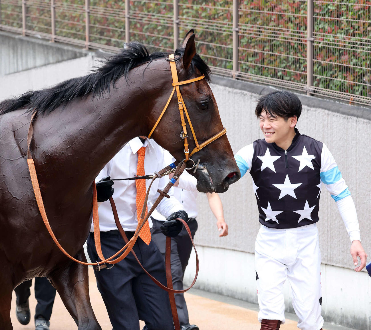 東京3R、3歳未勝利戦でオオタニサーンを初勝利に導いた笑顔の三浦騎手（撮影・丹羽敏通）