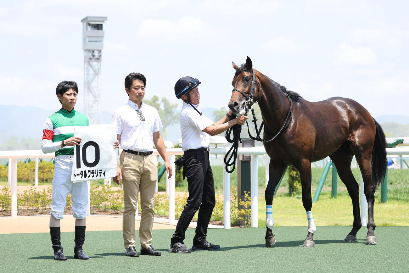 京都5R、新馬戦を制したトータルクラリティと口取りに並ぶ北村友騎手（左）（撮影・白石智彦）
