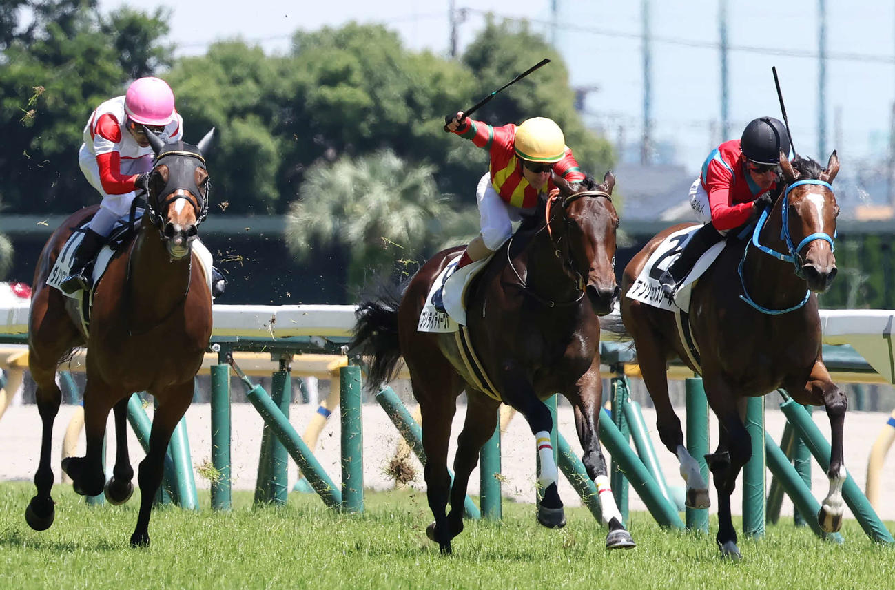2歳新馬戦を制したプリティディーヴァ（中央）。左は2着ダノンブランニュー（撮影・丹羽敏通）